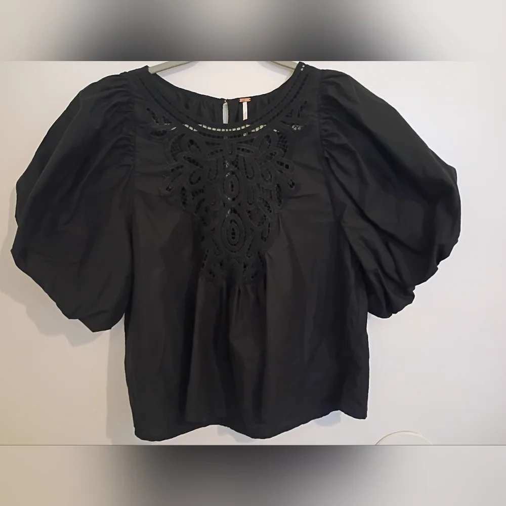Free People Women's‎ Black Puff Sleeve Blouse Embroidered Front Sz M